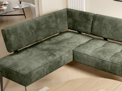Nowoczesna sofa tapicerowana w jasnym salonie z dekoracyjnymi poduszkami i drewnianym stolikiem