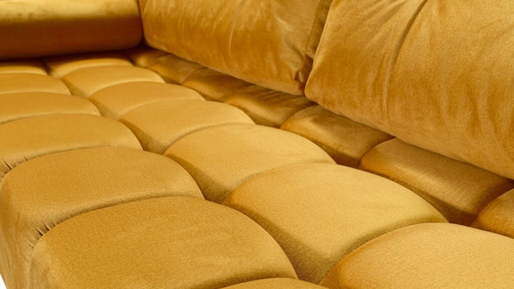 Narożnik rozkładany Pedro w nowoczesnym salonie z funkcją spania i pojemnikiem na pościel