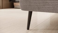 Nowoczesna sofa Alisson w jasnoszarym kolorze w stylowym salonie