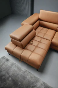 Stylowa sofa Baggio w jasnym kolorze na tle nowoczesnego wnętrza