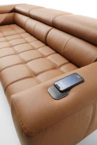 Stylowa sofa Baggio w nowoczesnym salonie, tapicerowana miękką tkaniną w jasnym kolorze