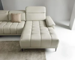 Nowoczesna sofa Focus XL w jasnoszarym kolorze na tle minimalistycznego wnętrza