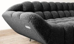 Nowoczesna sofa tapicerowana Gappa w jasnym salonie z drewnianą podłogą