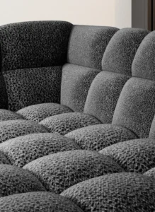Stylowa sofa Gappa2 w nowoczesnym salonie, tapicerowana tkaniną w szarym kolorze