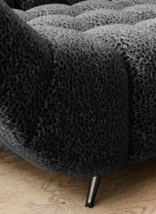 Stylowa tapicerowana sofa Gappa w nowoczesnym salonie z jasnymi ścianami