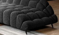 Nowoczesna sofa Gappa w jasnym salonie z dużym oknem i drewnianą podłogą