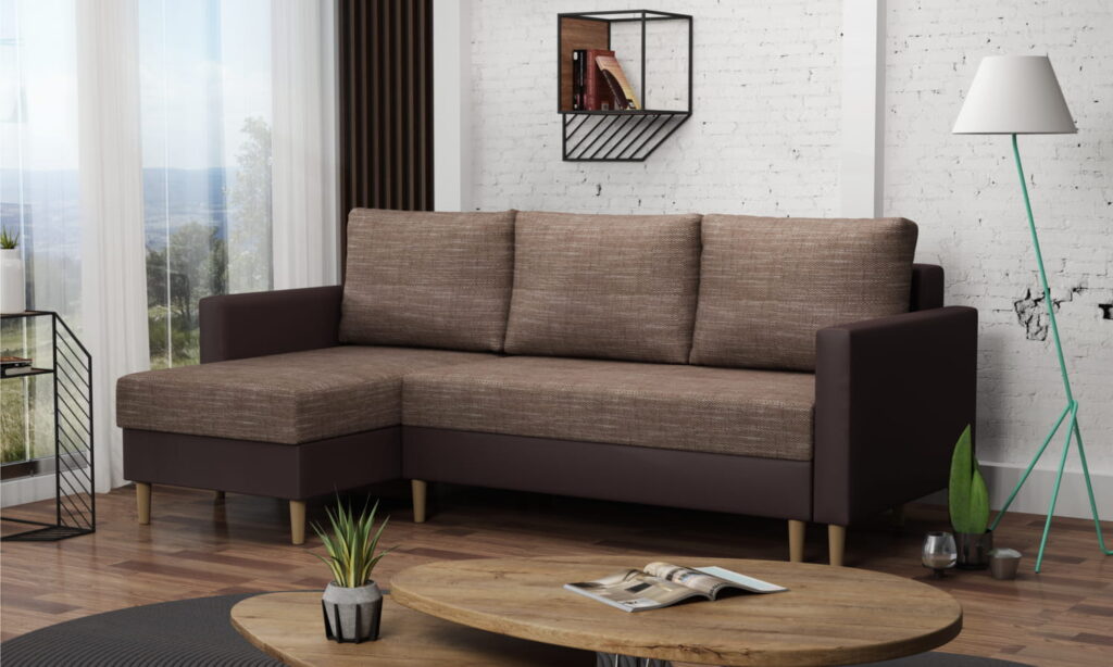 Narożnik rozkładany Gomez Z1 w nowoczesnym salonie z jasną tapicerką i poduszkami