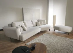 Nowoczesna sofa tapicerowana Lorna w jasnym kolorze w stylowym salonie