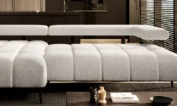 Nowoczesna sofa Magnetic Mini w jasnym salonie z dużym oknem i drewnianą podłogą