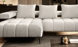 Nowoczesna sofa Magnetic Mini w jasnym salonie z dekoracyjnymi poduszkami