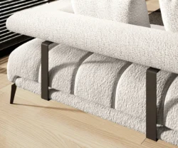 Nowoczesna sofa Magnetic Mini w jasnym kolorze na tle stylowego wnętrza