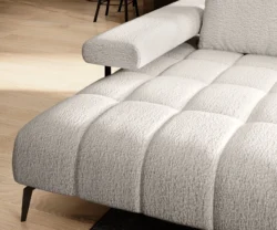 Nowoczesna sofa Magnetic Mini w jasnym kolorze na tle minimalistycznego wnętrza