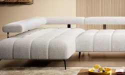 Nowoczesna tapicerowana sofa Magnetic XL w jasnoszarym kolorze na tle jasnego wnętrza