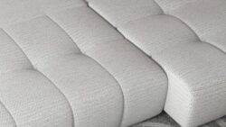 Stylowa sofa Mateo S w nowoczesnym salonie, tapicerowana tkaniną w szarym kolorze