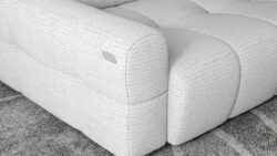 Stylowa sofa Mateo S w nowoczesnym salonie z jasnymi ścianami i drewnianą podłogą