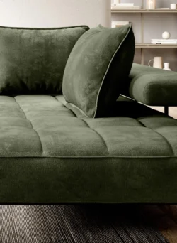 Stylowa sofa Montella L2 w jasnym kolorze na białym tle, nowoczesny design do salonu
