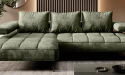 Nowoczesna sofa Montella Mini w jasnym kolorze na tle stylowego wnętrza