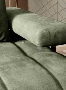 Nowoczesna sofa Montella Mini w jasnoszarym kolorze na tle stylowego wnętrza