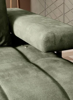 Nowoczesna sofa Montella Mini w jasnoszarym kolorze na tle stylowego wnętrza