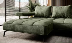 Nowoczesna sofa Montella Mini w jasnym kolorze na tle stylowego wnętrza