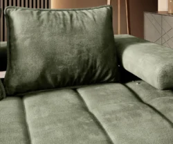Nowoczesna sofa Montella Mini w jasnym kolorze na tle stylowego wnętrza