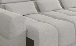 Nowoczesna sofa PANAMA w jasnoszarym kolorze w stylowym salonie z drewnianą podłogą