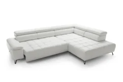 Nowoczesna sofa Palladio w stylowym salonie z jasnymi ścianami i dekoracjami