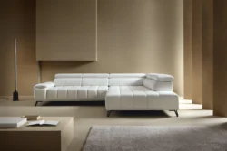 Stylowa sofa Palladio w nowoczesnym salonie z jasnymi ścianami i drewnianą podłogą