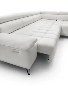 Nowoczesna sofa Palladio w jasnoszarym kolorze na tle jasnego wnętrza