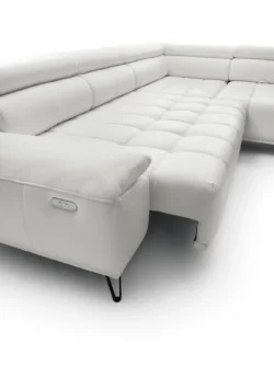 Nowoczesna sofa Palladio w jasnoszarym kolorze na tle jasnego wnętrza