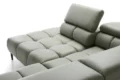 Brązowa sofa Plaza XL z wysokim oparciem w nowoczesnym salonie