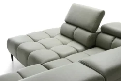 Brązowa sofa Plaza XL z wysokim oparciem w nowoczesnym salonie