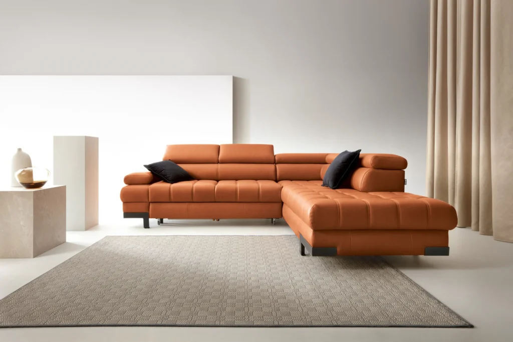 Narożnik rozkładany Selva L ze skóry naturalnej Lemans L6 w nowoczesnym salonie