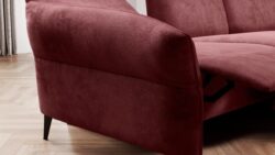 Stylowa sofa Stelvio w nowoczesnym salonie z jasnymi ścianami i drewnianą podłogą