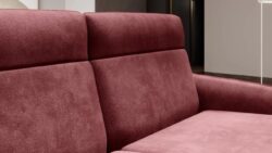 Nowoczesna sofa Stelvio w jasnoszarym kolorze na tle stylowego wnętrza
