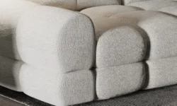 Nowoczesna sofa Tollo MINI w jasnym salonie z drewnianą podłogą i dużym oknem