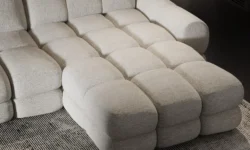 Nowoczesna sofa Tollo MINI w jasnym salonie z drewnianą podłogą i dużym oknem