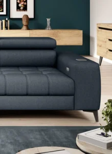 Stylowa tapicerowana sofa Baggio w nowoczesnym salonie z jasnymi ścianami