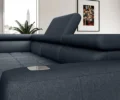 Nowoczesna sofa Baggio w stylowym salonie z jasnymi ścianami i dekoracjami