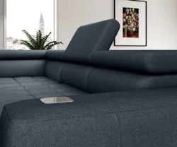 Nowoczesna sofa Baggio w stylowym salonie z jasnymi ścianami i dekoracjami