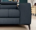 Nowoczesna tapicerowana sofa Baggio w jasnoszarym kolorze na tle jasnego wnętrza