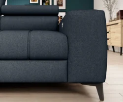 Nowoczesna tapicerowana sofa Baggio w jasnoszarym kolorze na tle jasnego wnętrza