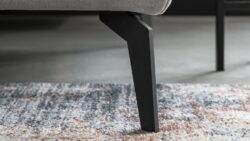 Narożnik nierozkładany Torrense w tkaninie Kronos-19 z pufą, nowoczesny design i czarne stalowe nóżki
