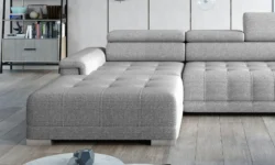 Nowoczesna sofa Campo w jasnym salonie z drewnianą podłogą i dużym oknem
