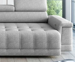 Nowoczesna sofa Campo w jasnoszarym kolorze na tle minimalistycznego wnętrza