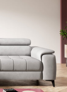 Stylowa sofa Chivas w nowoczesnym salonie z jasnymi ścianami i drewnianą podłogą