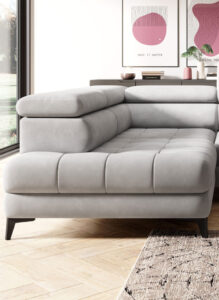 Stylowa sofa Chivas w nowoczesnym salonie, tapicerowana miękką tkaniną w neutralnym kolorze