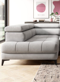 Stylowa sofa Chivas w nowoczesnym salonie, tapicerowana miękką tkaniną w neutralnym kolorze