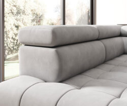 Stylowa tapicerowana sofa Chivas w nowoczesnym salonie z jasnymi ścianami