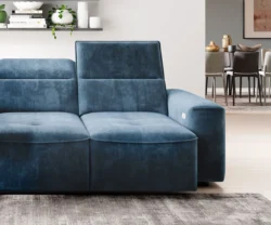 Nowoczesna sofa Colombo Mini w jasnym kolorze na tle stylowego wnętrza
